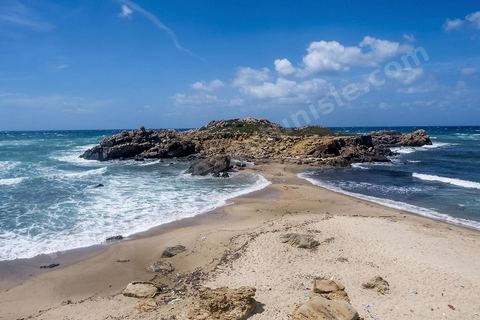 Après le cap Ras Angela, une fois engagèe sur cette piste qui longe la mer, c'est une succession sur près de 10 km de criques rocheuses surplombant la mer et protégeant des plages de sables blanc : Cap Sloumka, Cap Hmem, Cap Sidi Bechir, ... sont les quelques lieux à décourvrir pour sa nature, sa beauté, sa fraîcheur estivale et ses immenses plages de sables fins.