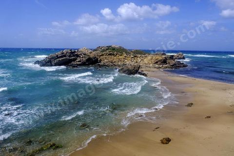 Après le cap Ras Angela, une fois engagèe sur cette piste qui longe la mer, c'est une succession sur près de 10 km de criques rocheuses surplombant la mer et protégeant des plages de sables blanc : Cap Sloumka, Cap Hmem, Cap Sidi Bechir, ... sont les quelques lieux à décourvrir pour sa nature, sa beauté, sa fraîcheur estivale et ses immenses plages de sables fins.