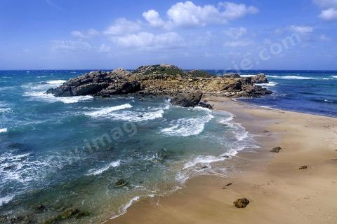 Après le cap Ras Angela, une fois engagèe sur cette piste qui longe la mer, c'est une succession sur près de 10 km de criques rocheuses surplombant la mer et protégeant des plages de sables blanc : Cap Sloumka, Cap Hmem, Cap Sidi Bechir, ... sont les quelques lieux à décourvrir pour sa nature, sa beauté, sa fraîcheur estivale et ses immenses plages de sables fins.