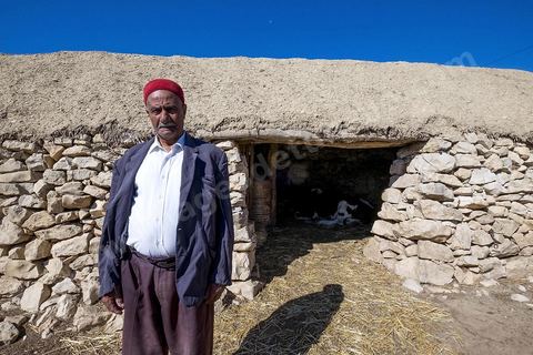 Avec Mustapha el Chaouachi, éléeveur et paysan, sur les hauteurs de Chaouach. Le village de Chaouach sur les hauteurs de Medjez El Bab. 