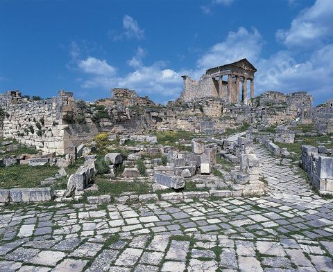 Quartier du forum et le Capitole vus depuis Dar Lacheb a Dougga