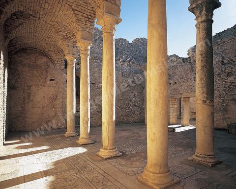 Salle d'entree des thermes Licinien de Dougga, 268 ap JC