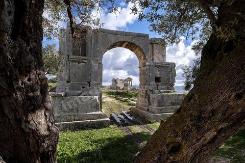 Arc de Sévère Alexandre avec au fond le temple et capitole. Le site de Dougga, classé au patrimoine mondial de l'UNESCO, Situé sur un éperon dominant la riche vallée de la Mejerdah, le site s'étend sur plusieurs dizaines d'hectares et couvre plusieurs ères historiques. L’excellent état de conservation de la plupart des monuments qui le composent dont certains, tels le capitole ou le théâtre, ont été « remis sur pied » au cours d’une campagne menée au lendemain de la première guerre mondiale par des prisonniers de guerre.