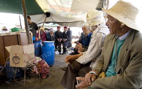 Café ambulant sur le marché hebdomadaire de Fernana