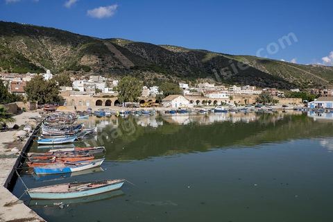 Port andalou de Ghar El Melh au centre ville. Un bassin encadré de trois jetées, un arsenal jouxtait le port, partiellmement en ruines, il ne reste aujourd'hui que quelques magasins couverts de voutes. Port de pêche ouvrant sur la mer et le lac.