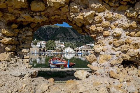 Port andalou de Ghar El Melh au centre ville. Un bassin encadré de trois jetées, un arsenal jouxtait le port, partiellmement en ruines, il ne reste aujourd'hui que quelques magasins couverts de voutes. Port de pêche ouvrant sur la mer et le lac.