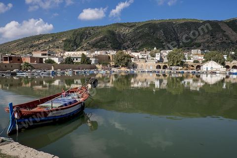 Port andalou de Ghar El Melh au centre ville. Un bassin encadré de trois jetées, un arsenal jouxtait le port, partiellmement en ruines, il ne reste aujourd'hui que quelques magasins couverts de voutes. Port de pêche ouvrant sur la mer et le lac.