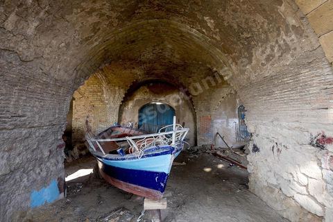 Port andalou de Ghar El Melh au centre ville. Un bassin encadré de trois jetées, un arsenal jouxtait le port, partiellmement en ruines, il ne reste aujourd'hui que quelques magasins couverts de voutes. Port de pêche ouvrant sur la mer et le lac.