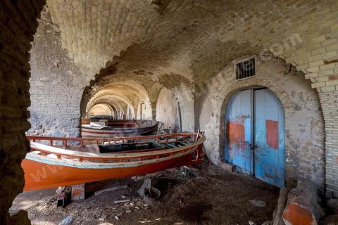 Port andalou de Ghar El Melh au centre ville. Un bassin encadré de trois jetées, un arsenal jouxtait le port, partiellmement en ruines, il ne reste aujourd'hui que quelques magasins couverts de voutes. Port de pêche ouvrant sur la mer et le lac.