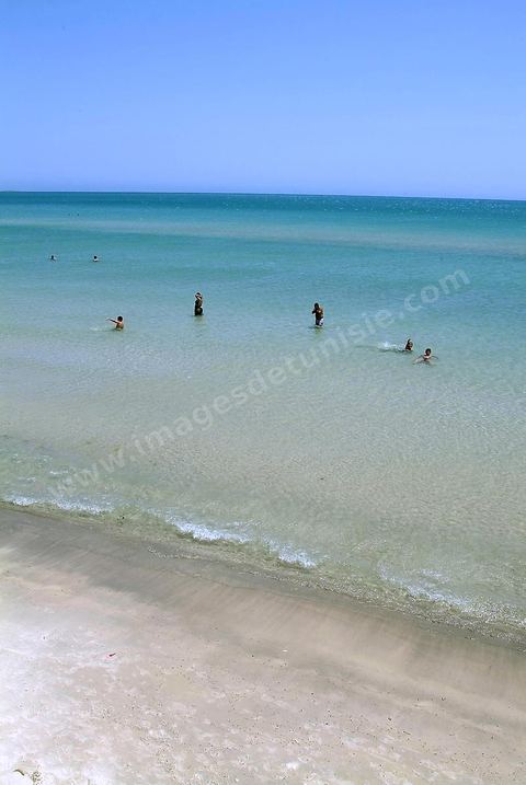 la plage de Sidi el Mekki célèbre pour sa situation entre la colline et son très beau sable blanc. la plage longe le cap du même nom. 