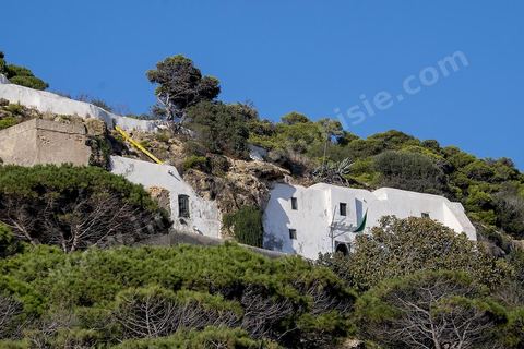 Le mausolée Sidi el Mekki surplombe la plage et le cap du même nom. Creusé à dan sla roche le lieu est célébre pour ses pélérinages et sacrifices de poules.