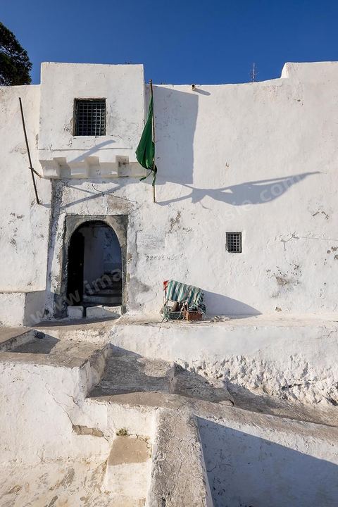 Le mausolée Sidi el Mekki surplombe la plage et le cap du même nom. Creusé à dan sla roche le lieu est célébre pour ses pélérinages et sacrifices de poules.