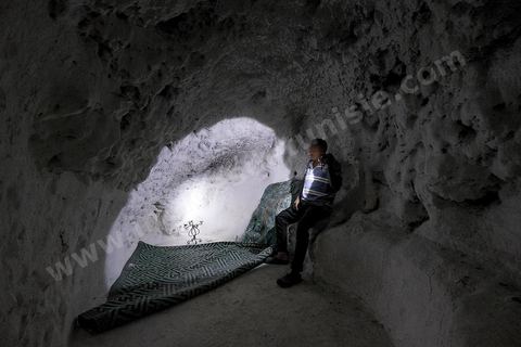 Le mausolée Sidi el Mekki surplombe la plage et le cap du même nom. Creusé à dan sla roche le lieu est célébre pour ses pélérinages et sacrifices de poules.