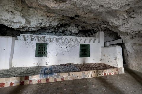 Le mausolée Sidi el Mekki surplombe la plage et le cap du même nom. Creusé à dan sla roche le lieu est célébre pour ses pélérinages et sacrifices de poules.