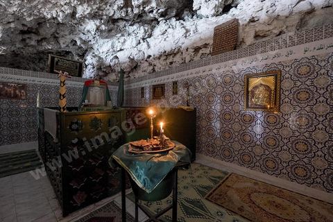 Le mausolée Sidi el Mekki surplombe la plage et le cap du même nom. Creusé à dan sla roche le lieu est célébre pour ses pélérinages et sacrifices de poules.