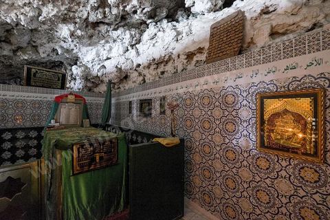 Le mausolée Sidi el Mekki surplombe la plage et le cap du même nom. Creusé à dan sla roche le lieu est célébre pour ses pélérinages et sacrifices de poules.