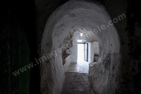 Le mausolée Sidi el Mekki surplombe la plage et le cap du même nom. Creusé à dan sla roche le lieu est célébre pour ses pélérinages et sacrifices de poules.