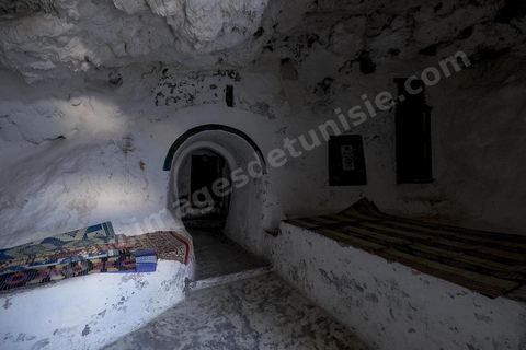 Le mausolée Sidi el Mekki surplombe la plage et le cap du même nom. Creusé à dan sla roche le lieu est célébre pour ses pélérinages et sacrifices de poules.