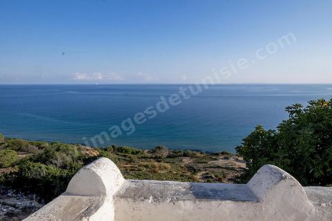 Le mausolée Sidi el Mekki surplombe la plage et le cap du même nom. Creusé à dan sla roche le lieu est célébre pour ses pélérinages et sacrifices de poules.