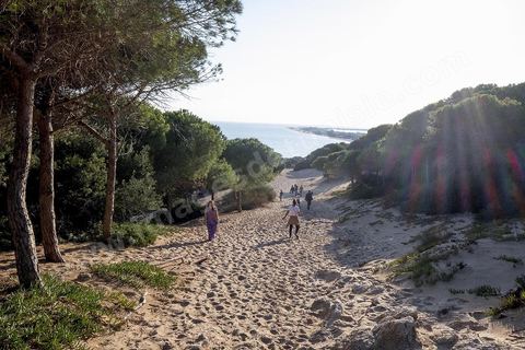 la plage de Sidi el Mekki célèbre pour sa situation entre la colline et son très beau sable blanc. la plage longe le cap du même nom. 