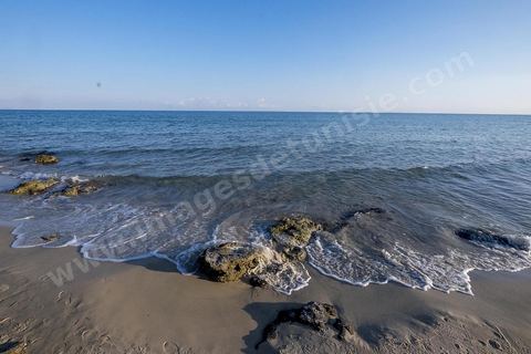 la plage de Sidi el Mekki célèbre pour sa situation entre la colline et son très beau sable blanc. la plage longe le cap du même nom. 