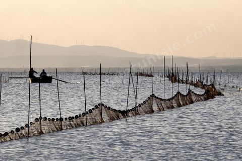 Le lac est un lieud e pêche très important à al sortie de Ghar el Melh en direction de la mer.