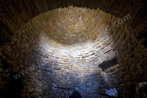 Hammam Mellègue se trouve à une quinzaine de km à l’Ouest du Kef. Les eaux thermales de Hammam Mellègue, étaient utilisées par les Romains comme en témoignent les vestiges des anciens thermes avec leurs bassins assez bien conservés et qui sont encore utilisés par les curistes. El Bekri, au XIème siècle, dans sa « Description de l’Afrique septentrionale » évoque l’Oued Mellègue comme une grande rivière « auprès de laquelle sont des ruines antiques ». Cette station thermale est presque intacte et elle a  été restaurée par les soins de l’INAA dans les années 1967/68/69.Les eaux thermales alimentent des bassins romains utilisés comme un Hammam traditionnel. Ce hammam est très fréquenté. En dehors des indications thérapeutiques classiques des eaux chaudes chlorurées sodiques, c’est à dire celles en pathologie ostéo-articulaire, une indication serait à envisager, vu l’hypertonicité de l’eau, celle du traitement de l’obésité.