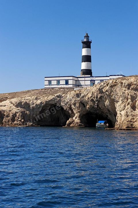 La grande et la petite Cani, deux îlots assez plats, sont situées à cinq milles au nord du Cap Zebib et de Bizerte. La Grande ile est surmontée d'un très beau phare de 18 mètres de haut construit vers 1860 et sera le deuxième phare de Tunisie après celui de Sidi Bou Saïd. Aujourd'hui c'est un haut lieu d'excursion pour les plaisanciers et les plongeurs qui viennent découvrir un relief et une nature sous-marines eriches et à faible profondeur ainsi que les petites grottes que constituent l'île.