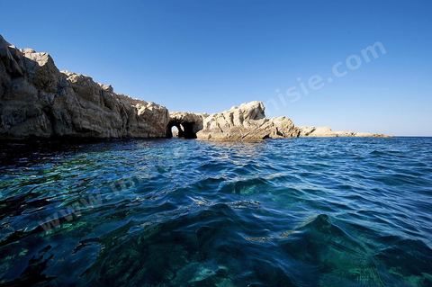 La grande et la petite Cani, deux îlots assez plats, sont situées à cinq milles au nord du Cap Zebib et de Bizerte. La Grande ile est surmontée d'un très beau phare de 18 mètres de haut construit vers 1860 et sera le deuxième phare de Tunisie après celui de Sidi Bou Saïd. Aujourd'hui c'est un haut lieu d'excursion pour les plaisanciers et les plongeurs qui viennent découvrir un relief et une nature sous-marines eriches et à faible profondeur ainsi que les petites grottes que constituent l'île.