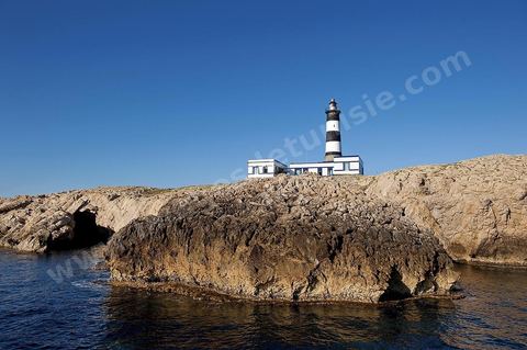 La grande et la petite Cani, deux îlots assez plats, sont situées à cinq milles au nord du Cap Zebib et de Bizerte. La Grande ile est surmontée d'un très beau phare de 18 mètres de haut construit vers 1860 et sera le deuxième phare de Tunisie après celui de Sidi Bou Saïd. Aujourd'hui c'est un haut lieu d'excursion pour les plaisanciers et les plongeurs qui viennent découvrir un relief et une nature sous-marines eriches et à faible profondeur ainsi que les petites grottes que constituent l'île.