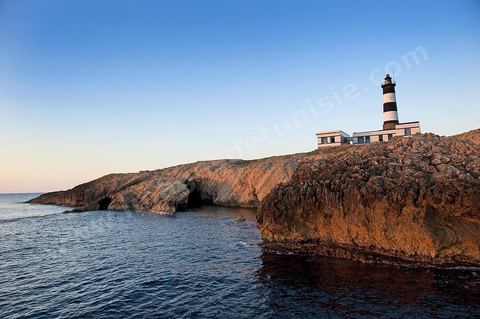 La grande et la petite Cani, deux îlots assez plats, sont situées à cinq milles au nord du Cap Zebib et de Bizerte. La Grande ile est surmontée d'un très beau phare de 18 mètres de haut construit vers 1860 et sera le deuxième phare de Tunisie après celui de Sidi Bou Saïd. Aujourd'hui c'est un haut lieu d'excursion pour les plaisanciers et les plongeurs qui viennent découvrir un relief et une nature sous-marines eriches et à faible profondeur ainsi que les petites grottes que constituent l'île.