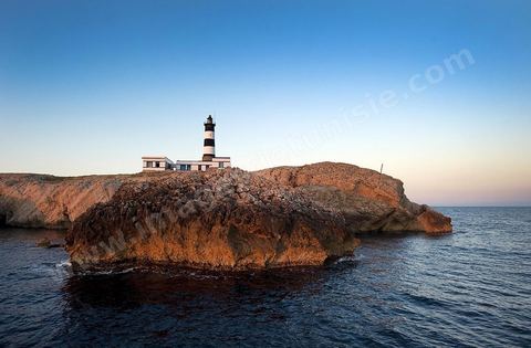 La grande et la petite Cani, deux îlots assez plats, sont situées à cinq milles au nord du Cap Zebib et de Bizerte. La Grande ile est surmontée d'un très beau phare de 18 mètres de haut construit vers 1860 et sera le deuxième phare de Tunisie après celui de Sidi Bou Saïd. Aujourd'hui c'est un haut lieu d'excursion pour les plaisanciers et les plongeurs qui viennent découvrir un relief et une nature sous-marines eriches et à faible profondeur ainsi que les petites grottes que constituent l'île.