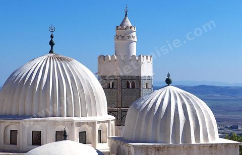 Coupoles et minaret de la mosquée et du mausolé Sidi Bou Makhlouf sur le haut de la colline du Kef