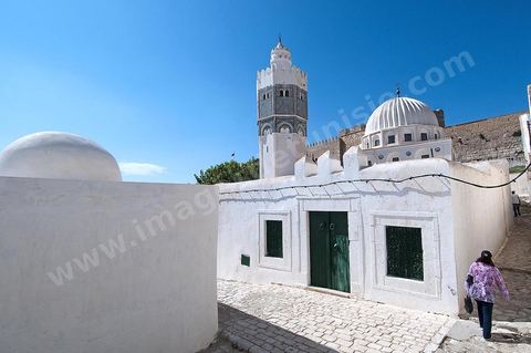 Façade extérieure avec coupoles et minaret de la mosquée et du mausolé Sidi Bou Makhlouf sur le haut de la colline du Kef
