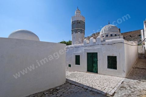 Façade extérieure avec coupoles et minaret de la mosquée et du mausolé Sidi Bou Makhlouf sur le haut de la colline du Kef