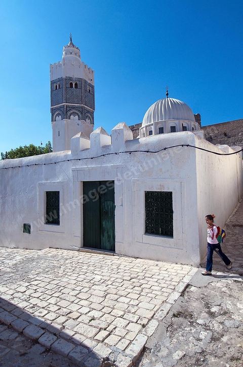 Façade extérieure avec coupoles et minaret de la mosquée et du mausolé Sidi Bou Makhlouf sur le haut de la colline du Kef