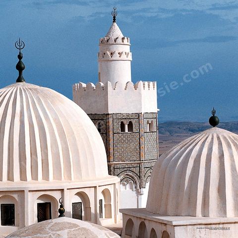 Coupoles et minaret de la mosquée et du mausolé Sidi Bou Makhlouf sur le haut de la colline du Kef