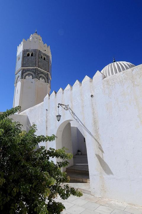 Cour intérieure et entrée de la mosquée et du mausolée Sidi Bou Makhlouf sur le haut de la colline du Kef