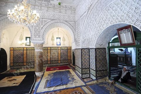 Cour intérieure et entrée de la mosquée et du mausolée Sidi Bou Makhlouf sur le haut de la colline du Kef