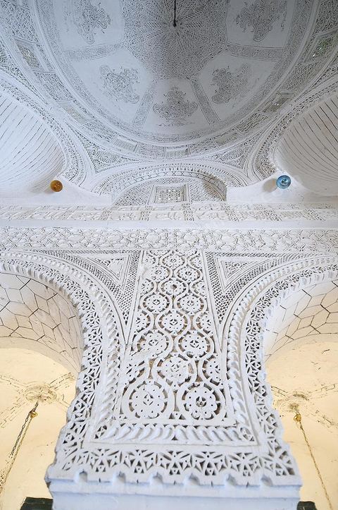 Cour intérieure et entrée de la mosquée et du mausolée Sidi Bou Makhlouf sur le haut de la colline du Kef