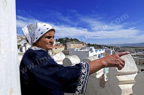Vue sur Le Kef du haut du minaret de la mosquée et du mausolée Sidi Bou Makhlouf sur le haut de la colline du Kef