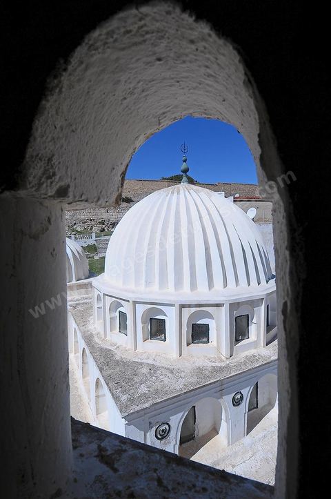 Vue sur Le Kef du haut du minaret de la mosquée et du mausolée Sidi Bou Makhlouf sur le haut de la colline du Kef