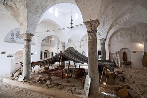 Pièce centrale à voûte et coupole du Musée des Arts et Traditions du Kef dans l'ancienne Zaouïa de la confrérie religieuse des Rahmaniyas.