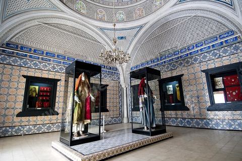 Salle des costumes traditionnels régionaux du Musée des Arts et Traditions du Kef dans l'ancienne Zaouïa de la confrérie religieuse des Rahmaniyas. Voutes stuquées et murs en créamiques anciennes font de cette pièce la plus belle de la zaouia