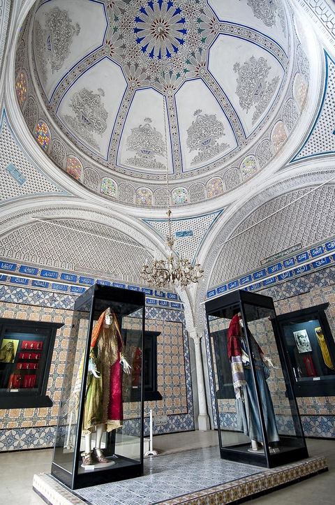 Salle des costumes traditionnels régionaux du Musée des Arts et Traditions du Kef dans l'ancienne Zaouïa de la confrérie religieuse des Rahmaniyas. Voutes stuquées et murs en créamiques anciennes font de cette pièce la plus belle de la zaouia