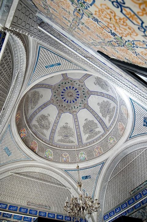 Salle des costumes traditionnels régionaux du Musée des Arts et Traditions du Kef dans l'ancienne Zaouïa de la confrérie religieuse des Rahmaniyas. Voutes stuquées et murs en créamiques anciennes font de cette pièce la plus belle de la zaouia