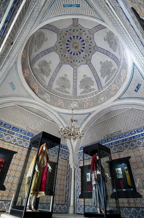 Salle des costumes traditionnels régionaux du Musée des Arts et Traditions du Kef dans l'ancienne Zaouïa de la confrérie religieuse des Rahmaniyas. Voutes stuquées et murs en créamiques anciennes font de cette pièce la plus belle de la zaouia
