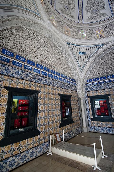 Salle des costumes traditionnels régionaux du Musée des Arts et Traditions du Kef dans l'ancienne Zaouïa de la confrérie religieuse des Rahmaniyas. Voutes stuquées et murs en créamiques anciennes font de cette pièce la plus belle de la zaouia