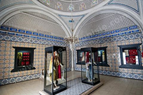 Salle des costumes traditionnels régionaux du Musée des Arts et Traditions du Kef dans l'ancienne Zaouïa de la confrérie religieuse des Rahmaniyas. Voutes stuquées et murs en créamiques anciennes font de cette pièce la plus belle de la zaouia