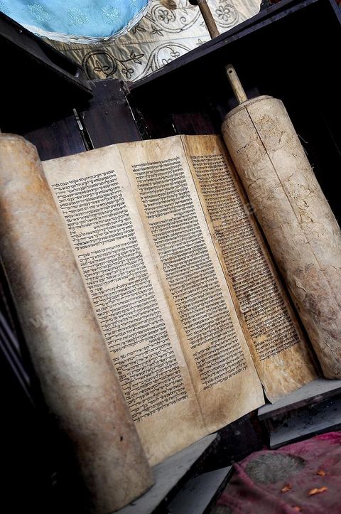 Rouleaux de la Torah en parchemin à l'intérieur de la synagogue du Kef. La synagogue est située dans l'ancien quartier juif du Kef qui comptait l'une des plus importante communauté juive de Tunisie.